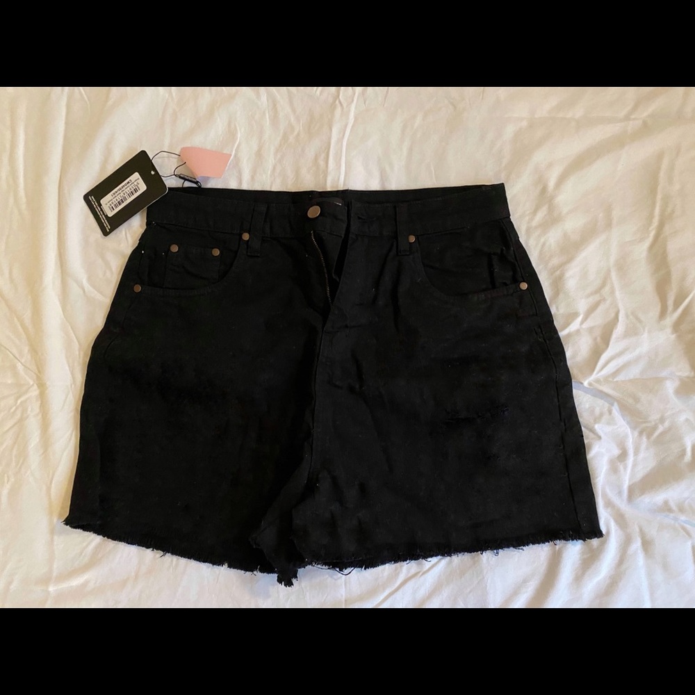 Black highwaisted Pretty little things shorts